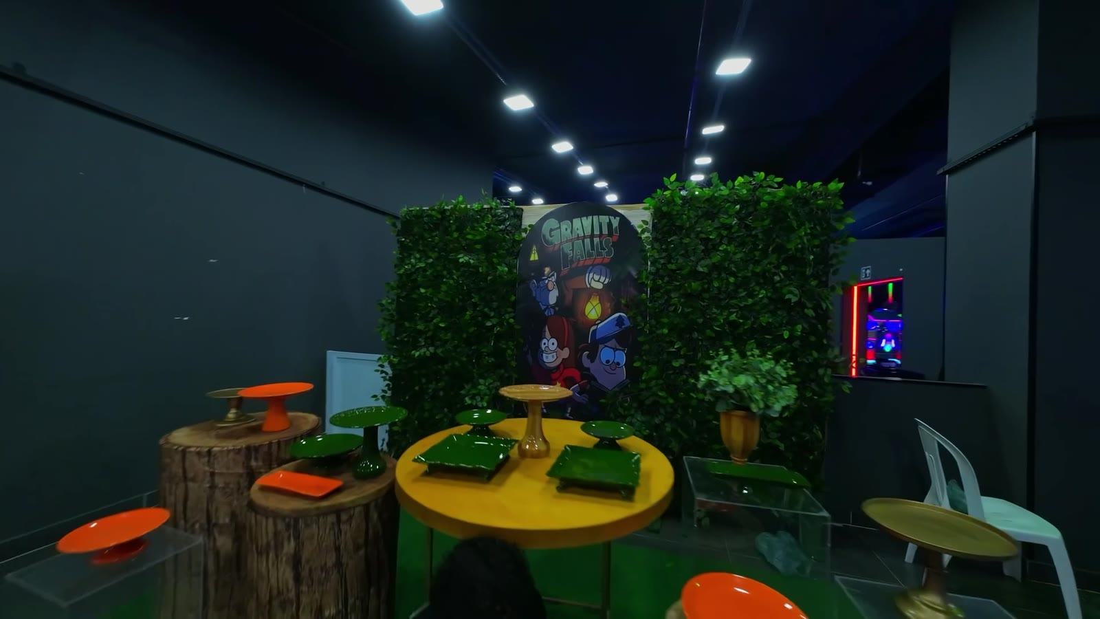 Área de convivência do Planet Park, com mesas e jardim, usada nas festas