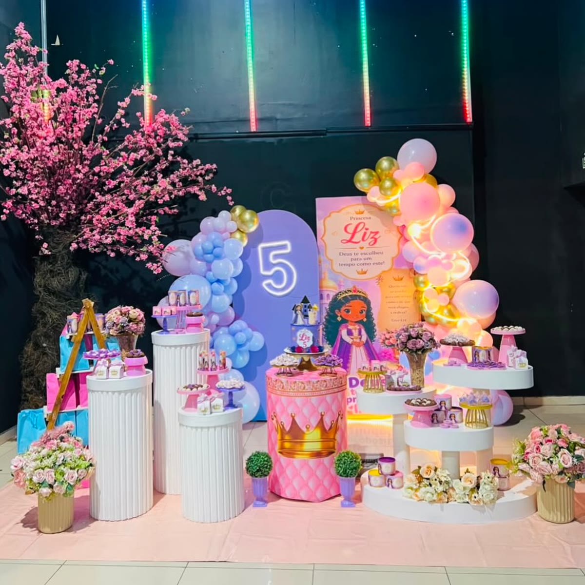 Mesa de aniversário decorada com balões e luzes em uma unidade Planet Park